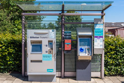 Billetautomat ved trinbrættet i Bur