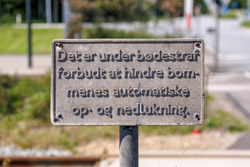Advarselstavle ved automatisk bomanlæg ved overkørsel 09b ved Ulstrup station
